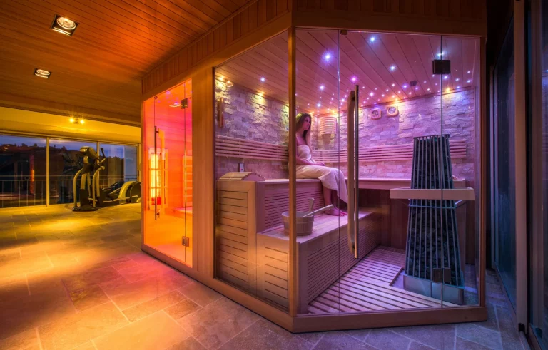 Sauna+traditionnel+et+cabine+infra+rouge+complexe+Paradino-1920w